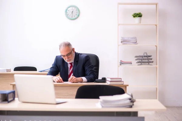 Alter Geschäftsmann Mitarbeiter sitzt im Büro — Stockfoto