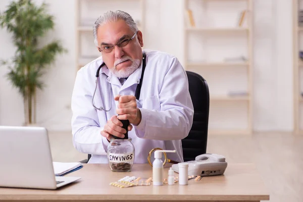 Erfahrener männlicher Arzt im Vergütungskonzept — Stockfoto