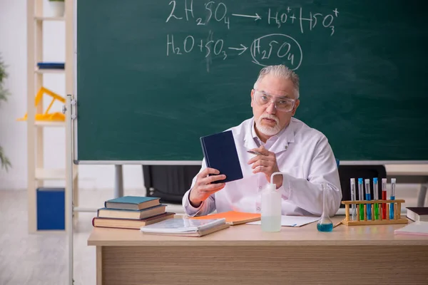 Viejo profesor de química en el aula — Foto de Stock