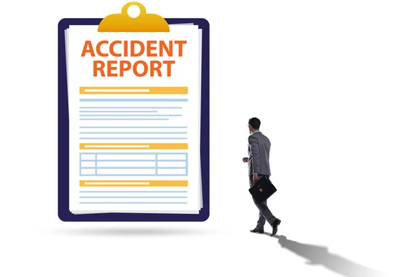 Vyplnění zprávy o nehodě v konceptu pojištění — Stock fotografie