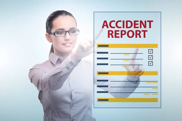 仮想事故報告書のボタンを押すビジネスマンの女性 — ストック写真