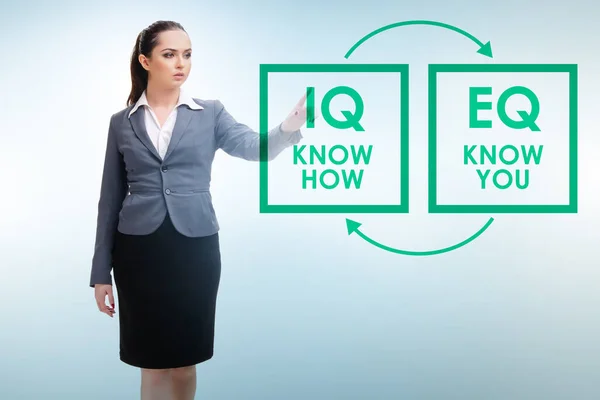 EQ a IQ dovednostní koncepty s podnikatelkou — Stock fotografie