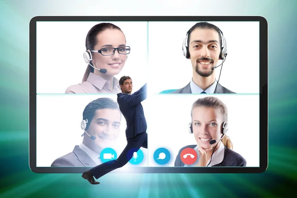 온라인 통화를 하는 사람들 과 영상 통화 개념 — 스톡 사진