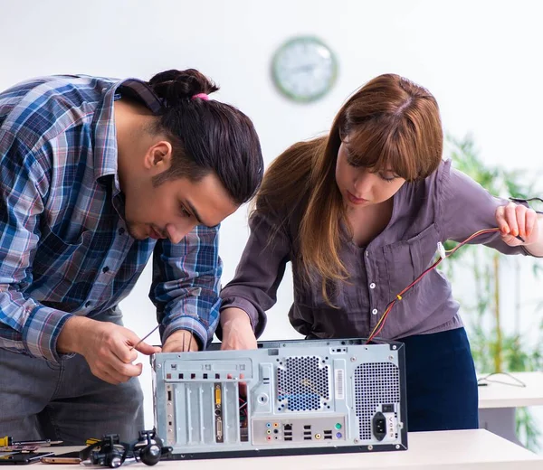 Dois reparadores reparando computador desktop — Fotografia de Stock