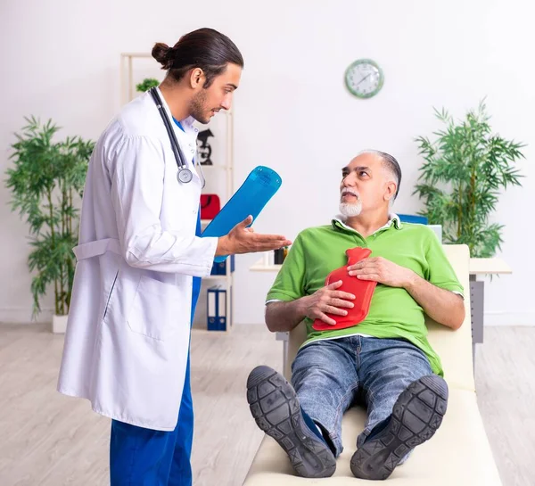 Gamle man besöker ung manlig läkare gastroenterolog — Stockfoto