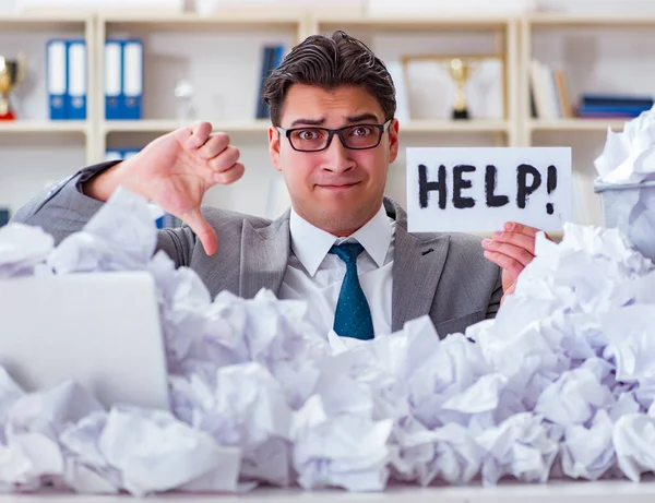 Empresário no conceito de reciclagem de papel no escritório — Fotografia de Stock