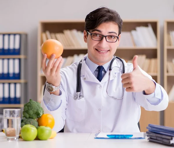 Dottore in concetto di dieta con frutta e verdura — Foto Stock