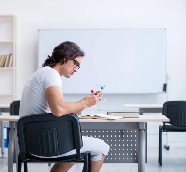 Jonge mannelijke student voor het whiteboard — Stockfoto