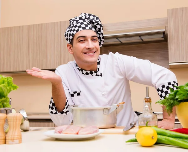 Jovem chef trabalhando na cozinha — Fotografia de Stock