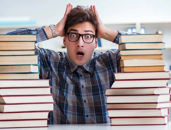 Nerd estudante engraçado se preparando para exames universitários — Fotografia de Stock