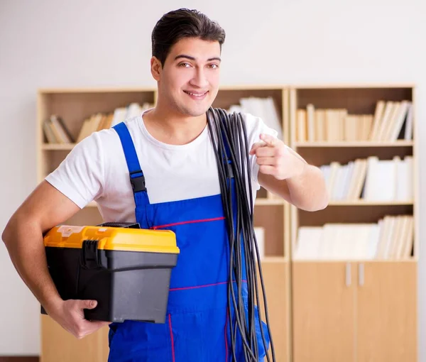 Hombre haciendo reparaciones eléctricas en casa — Foto de Stock