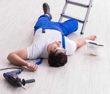 Yükseklikten düştükten sonra çalışan - güvensiz davranış