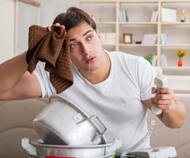 Evdeki adam, komşu sel sızıntısıyla uğraşıyor.