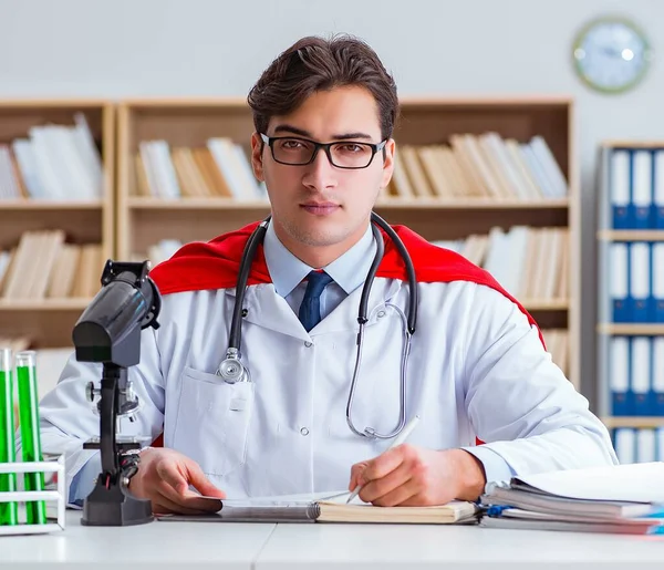 Hastane laboratuvarında çalışan süper kahraman doktor. — Stok fotoğraf