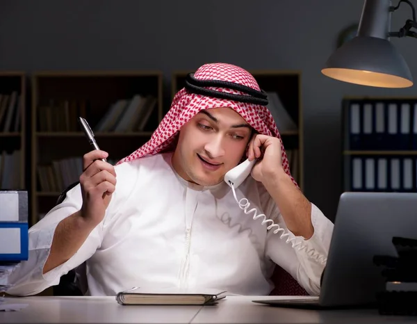 Arap işadamı ofiste geç saatlere kadar çalışıyor — Stok fotoğraf