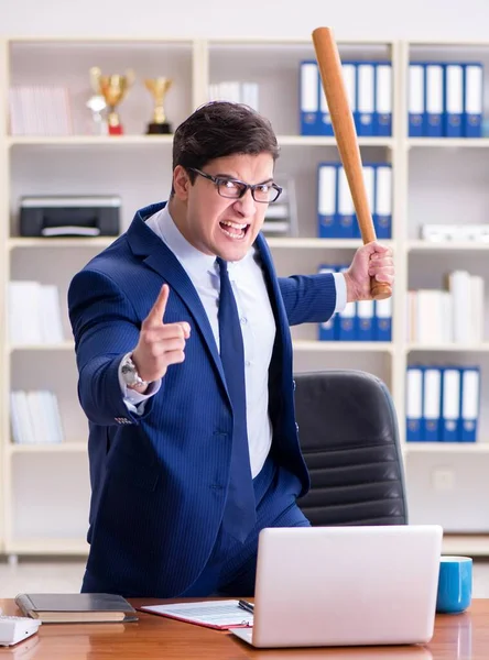 オフィスでの怒っている積極的なビジネスマン — ストック写真