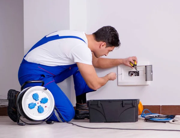 Man doing electrical repairs at home — Stock Photo, Image