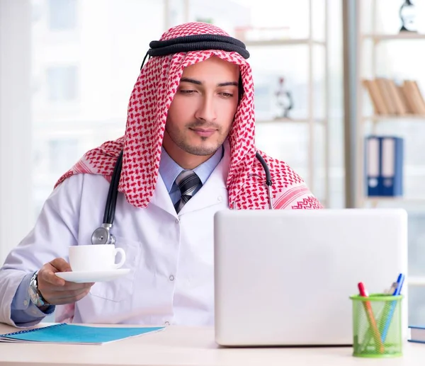 Арабський лікар працює в клініці — стокове фото
