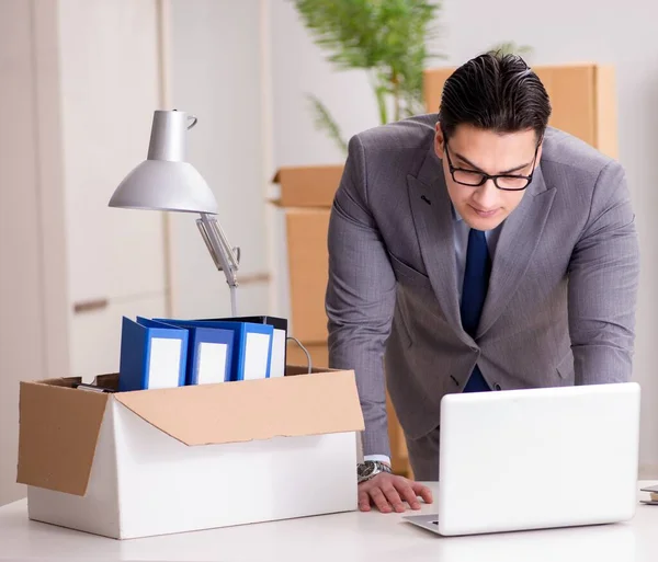 Junger hübscher Geschäftsmann zieht Büros um — Stockfoto