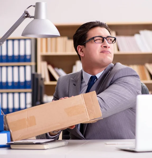 Affärsman som tar emot paket på kontoret — Stockfoto