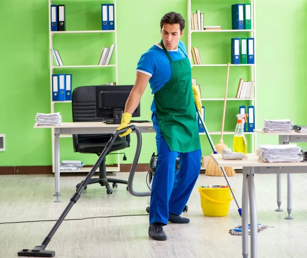 Escritório de limpeza homem bonito com aspirador — Fotografia de Stock