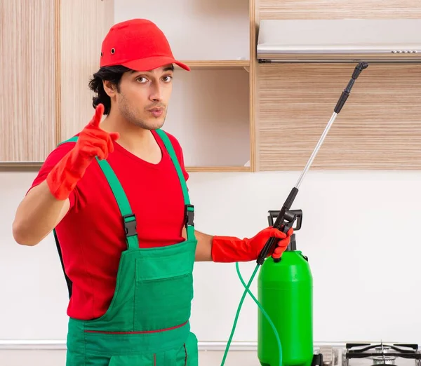 O empreiteiro profissional fazendo controle de pragas na cozinha — Fotografia de Stock