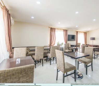 Modern otelin içindeki restoran.