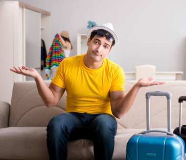 Aile tatili hazırlıyor.