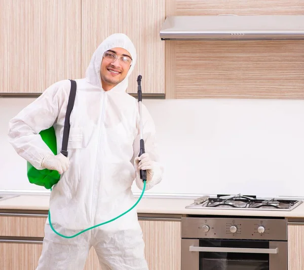 Профессиональный подрядчик по борьбе с вредителями на кухне — стоковое фото