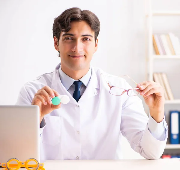 El joven doctor oculista guapo que trabaja en la clínica — Foto de Stock