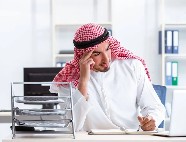 Empresario árabe trabajando en la oficina —  Fotos de Stock