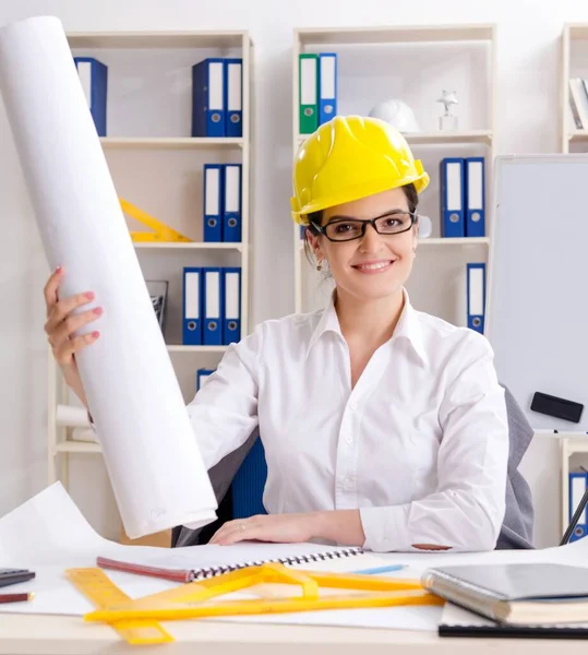 La femme architecte travaillant dans le bureau — Photo