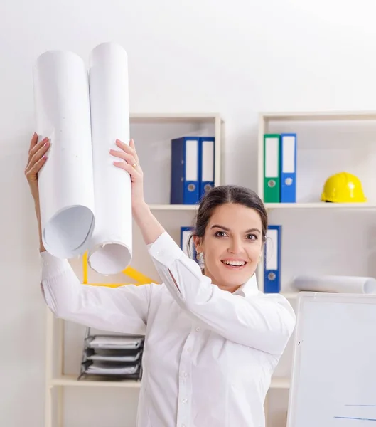 Die Architektin im Büro — Stockfoto