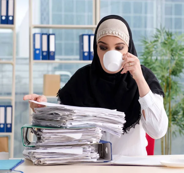 De vrouw moslim werknemer die in het kantoor werkt — Stockfoto