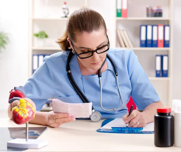 La doctora cardióloga que trabaja en la clínica — Foto de Stock