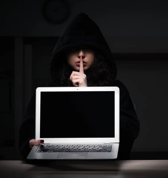 Női hacker hacker hacker biztonsági tűzfal késő irodában — Stock Fotó