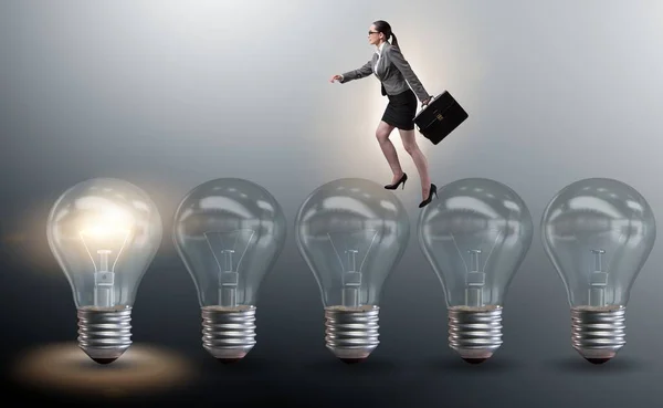 Бізнес-леді в новій концепції з лампочкою — стокове фото