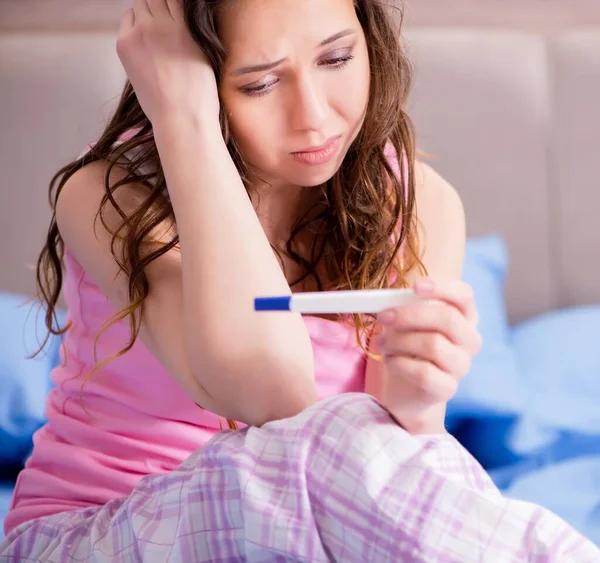 Frau verärgert über Schwangerschaftstest-Ergebnisse — Stockfoto
