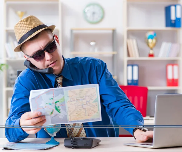 Young employee preparing for vacation trip — Stock Photo, Image