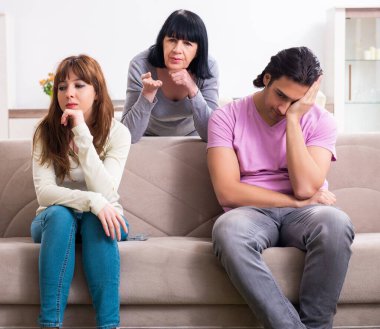 Aile sorunları konseptinde genç aile ve kayınvalide