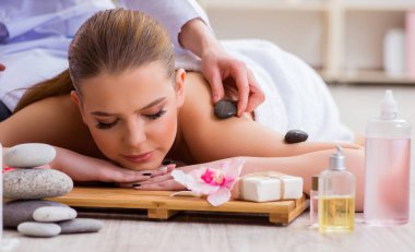 Salondaki spa prosedürü sırasında genç bir kadın.