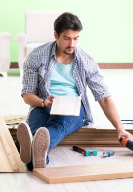 Evdeki döşemeleri döşeyen adam