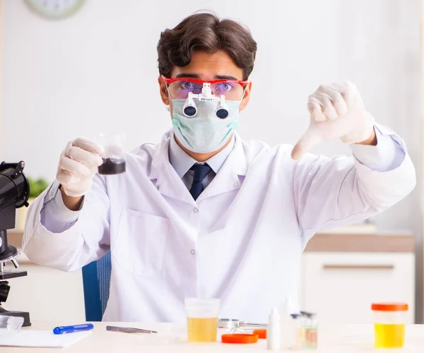 Młody, przystojny chemik pracujący w laboratorium. — Zdjęcie stockowe