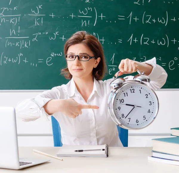 La profesora de matemáticas delante de la pizarra — Foto de Stock