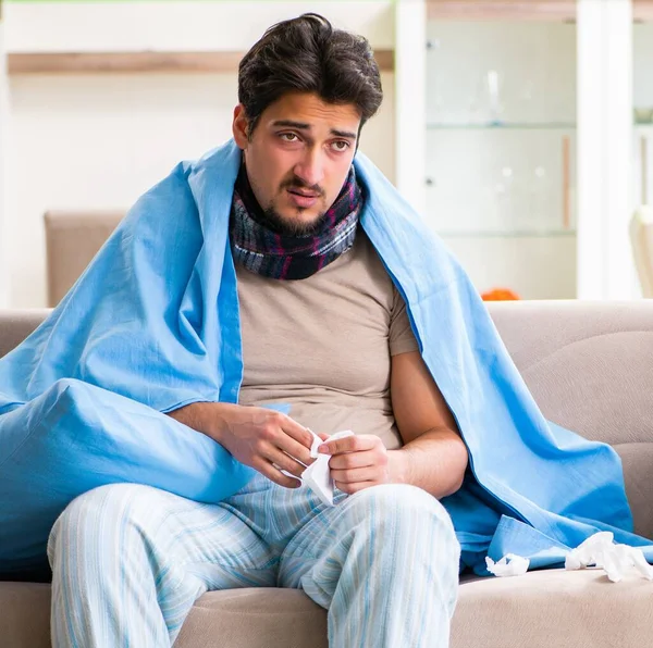 Jovem doente que sofre de gripe em casa — Fotografia de Stock