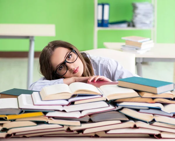 Jeune étudiante se préparant à des examens avec de nombreux livres — Photo