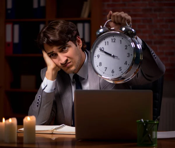 L'homme d'affaires travaillant tard dans le bureau avec de la lumière de bougie — Photo