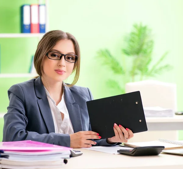 Gerente financeira do sexo feminino que trabalha no escritório — Fotografia de Stock