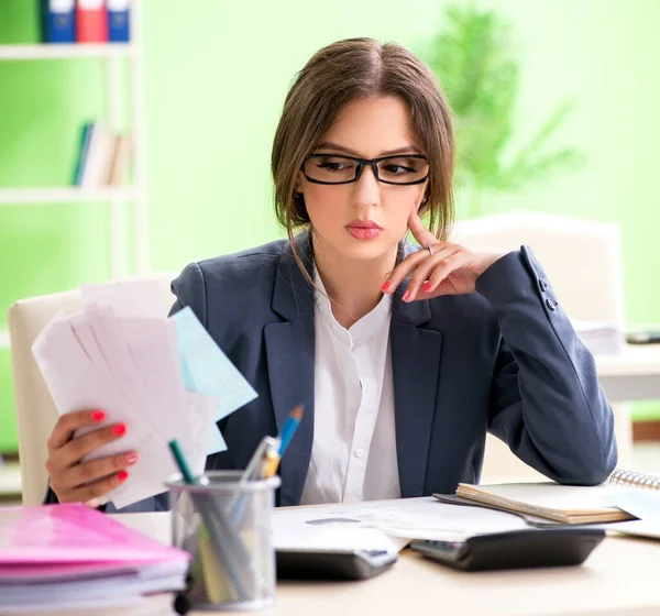 Gerente financeira do sexo feminino que trabalha no escritório — Fotografia de Stock