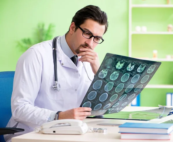 Médecin radiologue regardant un scanner à rayons X à l'hôpital — Photo